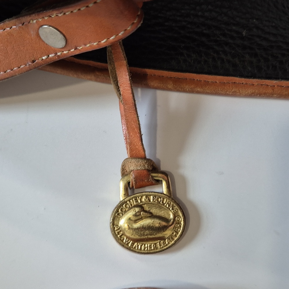 Vintage Classic Black and Tan Leather Shoulder Bag Crossbody Bag - Picture 5 of 17